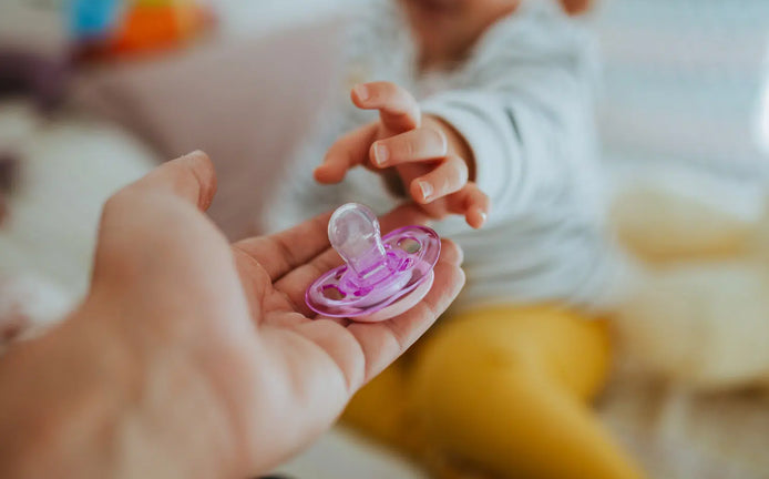 Comment choisir entre le pouce ou la tétine pour son enfant ?